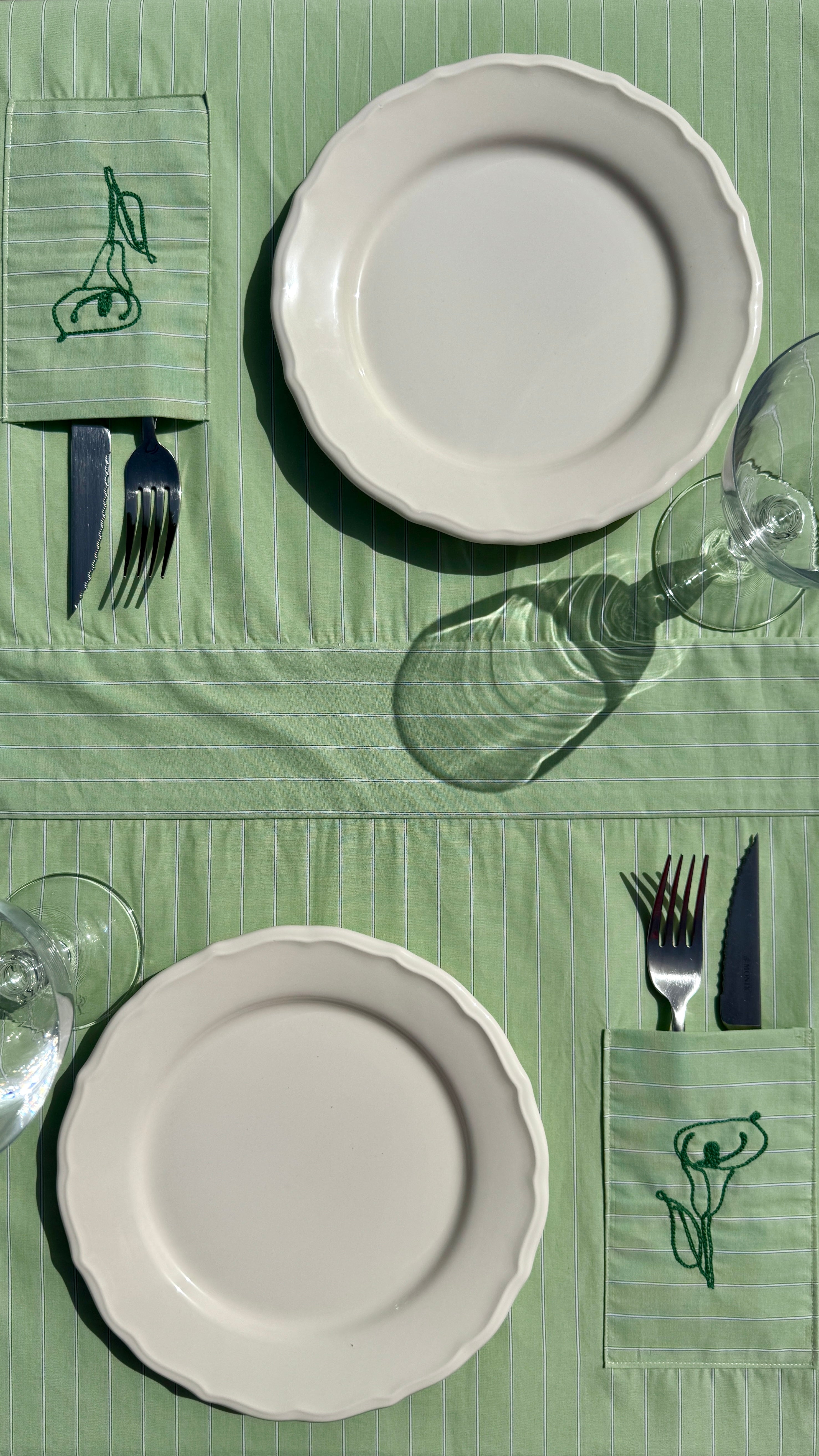 CAMINOS DE MESA BORDADOS CON BOLSILLO