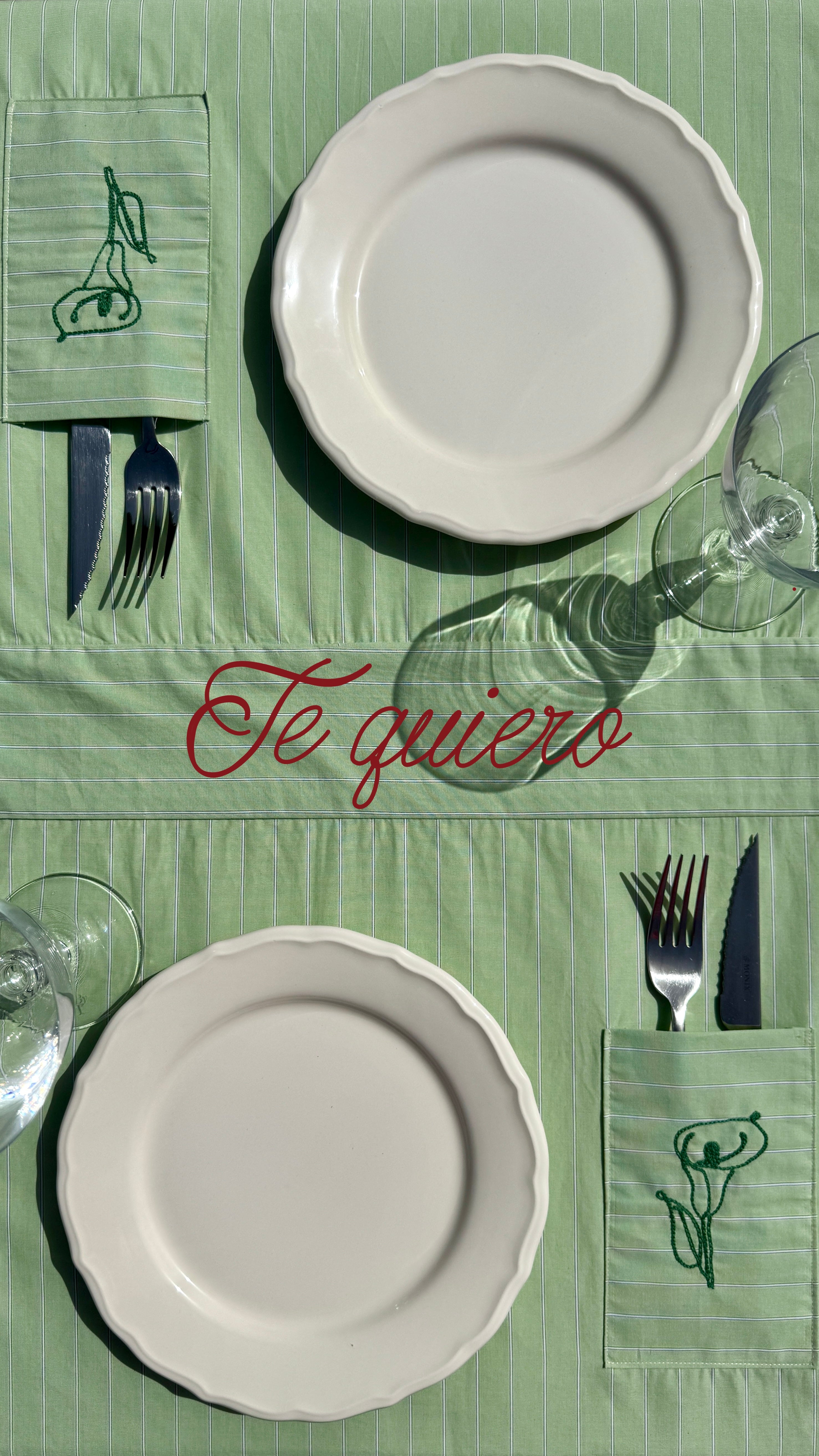 CAMINOS DE MESA BORDADOS CON BOLSILLO