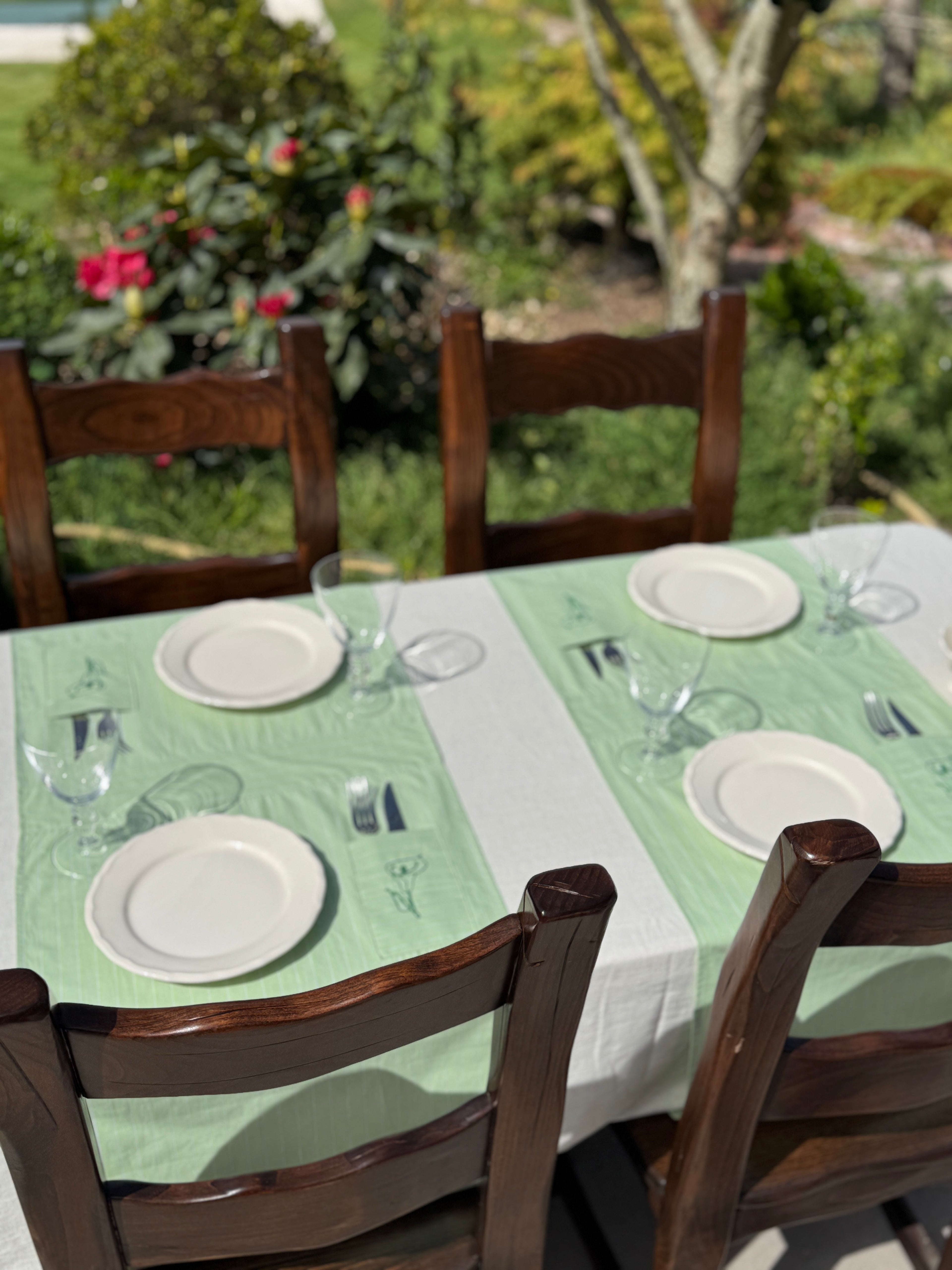 CAMINOS DE MESA BORDADOS CON BOLSILLO
