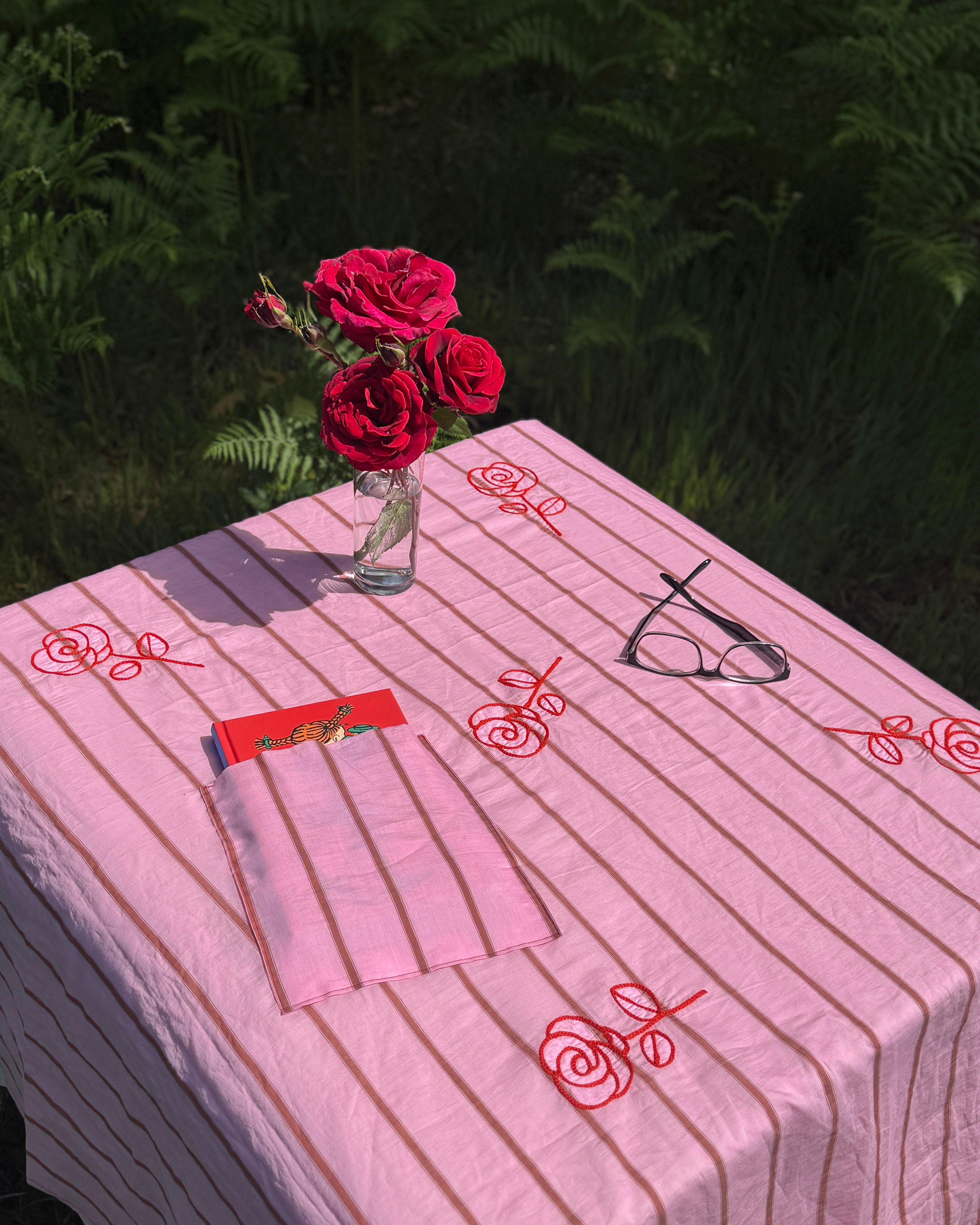 MAANTEL DE ROSAS CON BOLSILLO