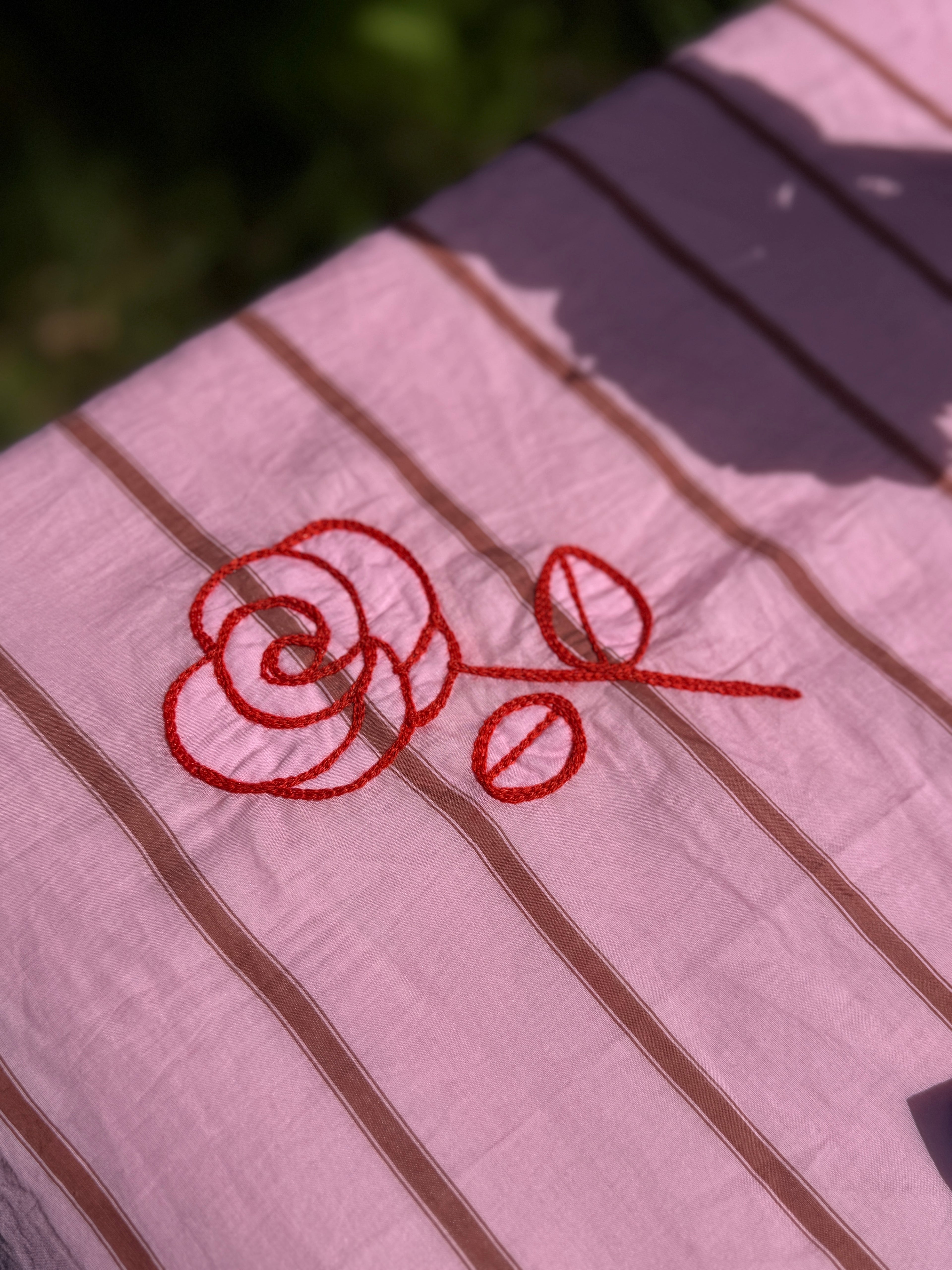 MAANTEL DE ROSAS CON BOLSILLO