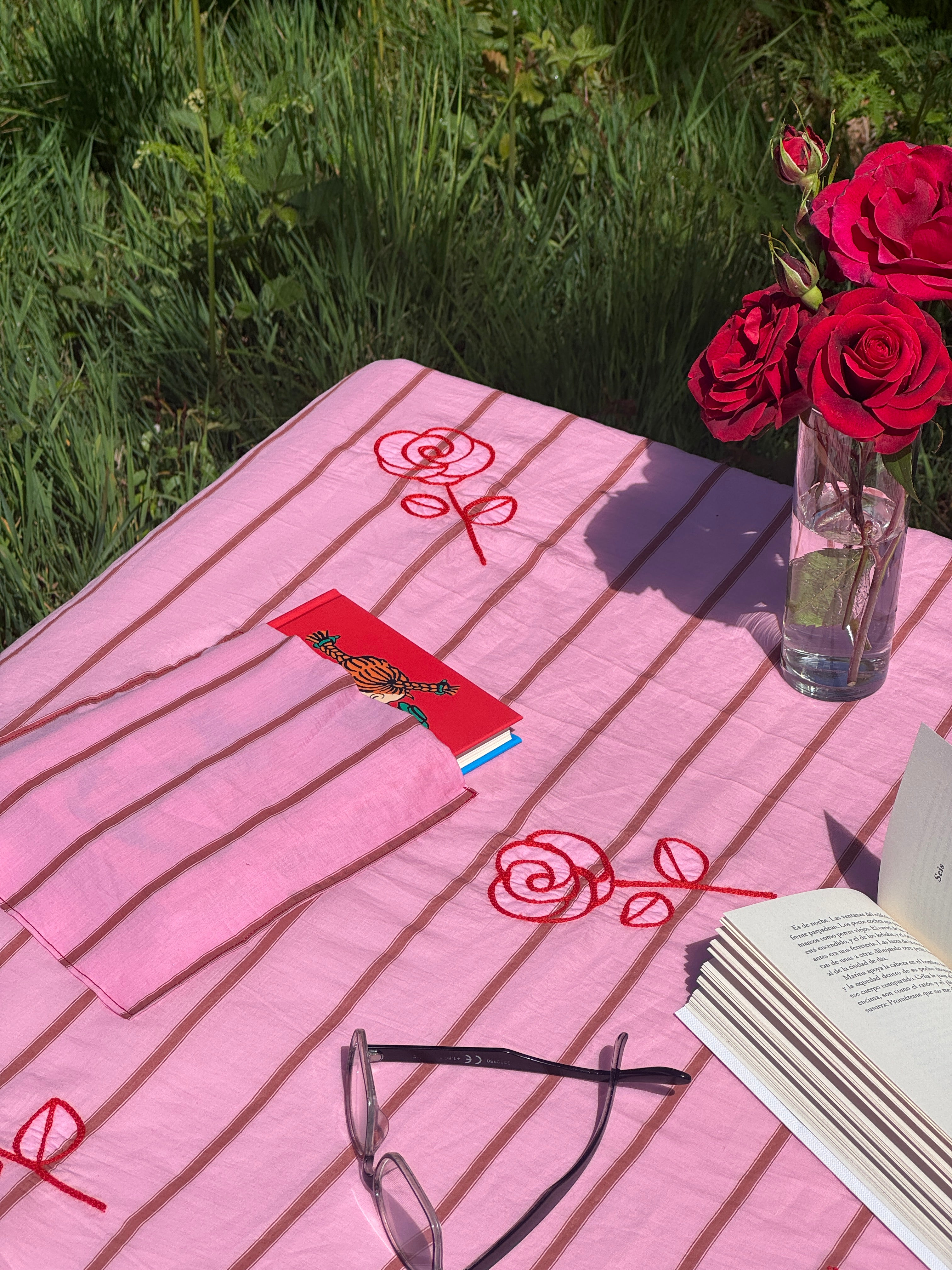MAANTEL DE ROSAS CON BOLSILLO