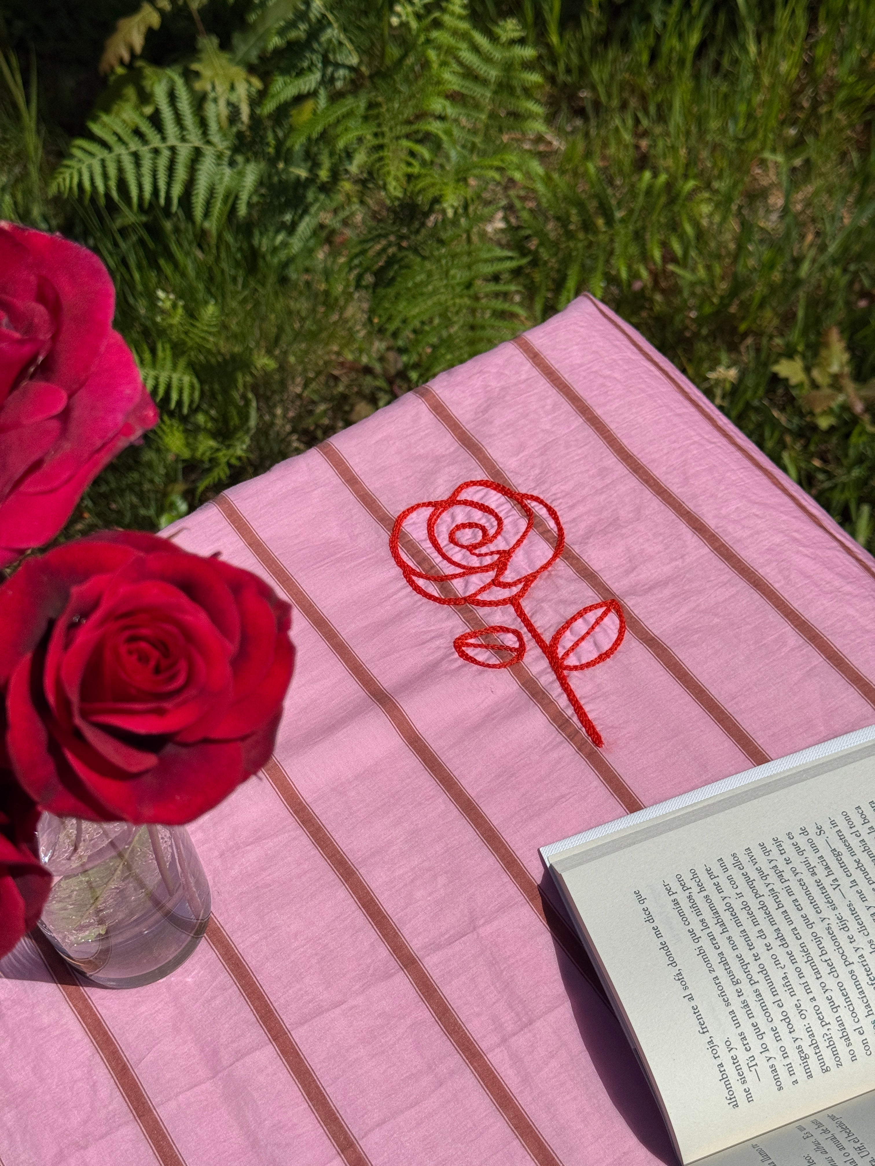 MAANTEL DE ROSAS CON BOLSILLO
