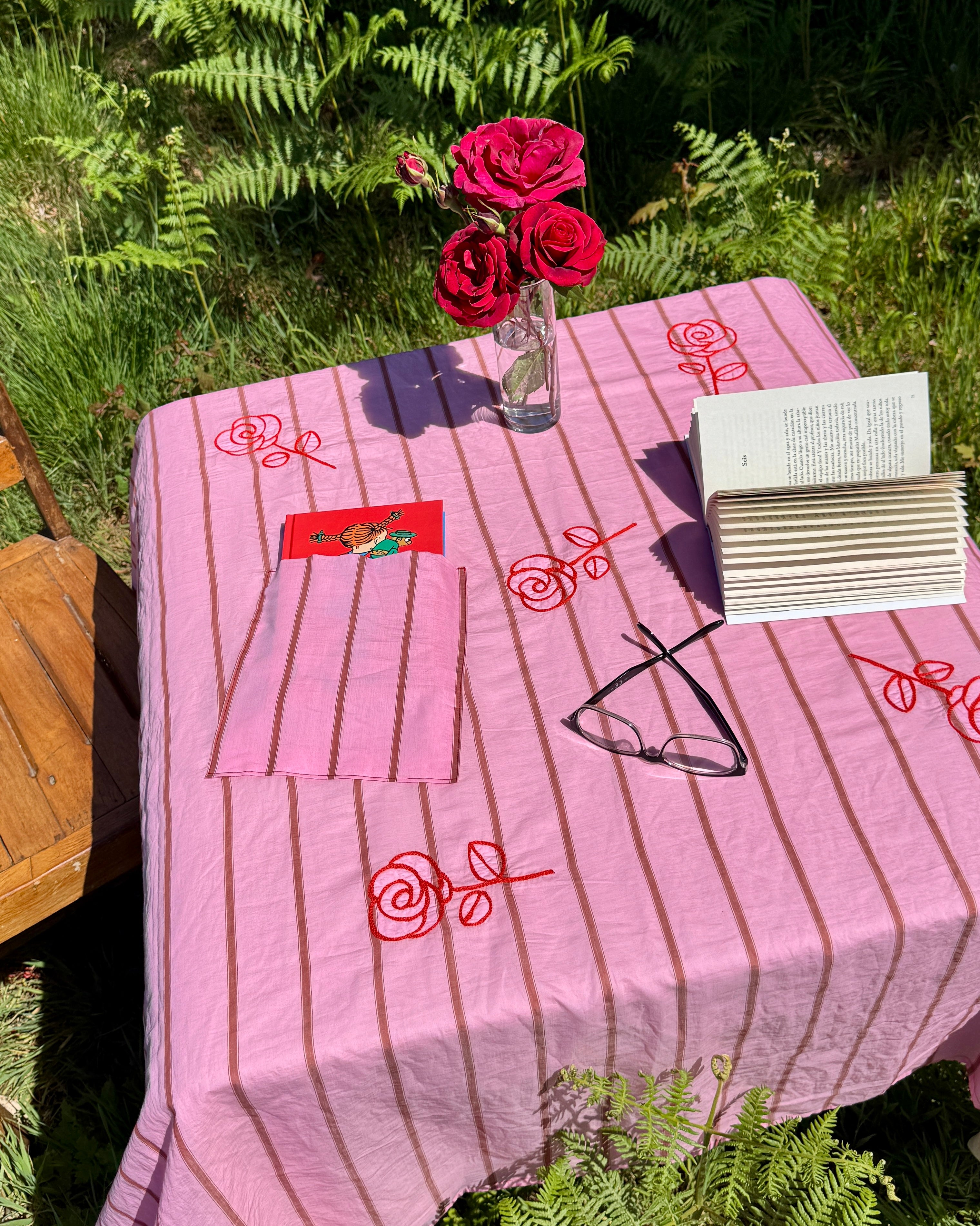 MAANTEL DE ROSAS CON BOLSILLO